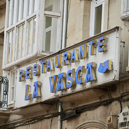 Letrero edificio Restaurante La Vasca