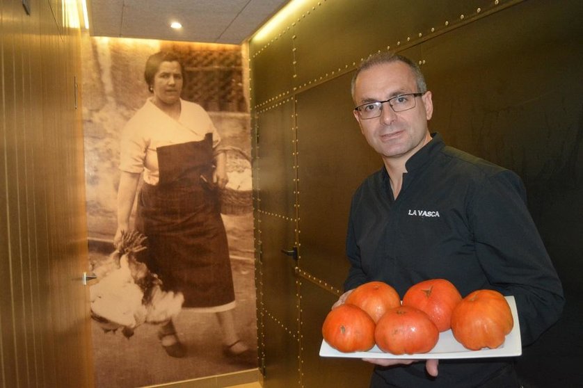 Iñigo con tomates de Miranda